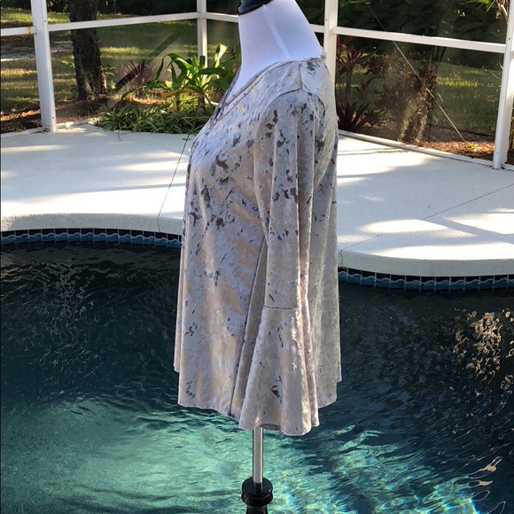 🆕 Chic Silver Velvet Top w/bell sleeves. S-M-L - Picture 5 of 6